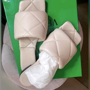 Classic Bottega Slides, cream, size 7